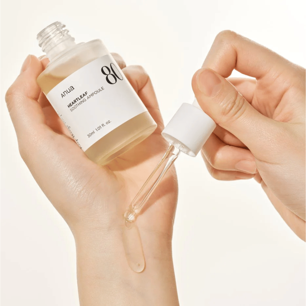 Una mano che tiene un Heartleaf 80% Soothing Ampoule da 30ml di Anua.