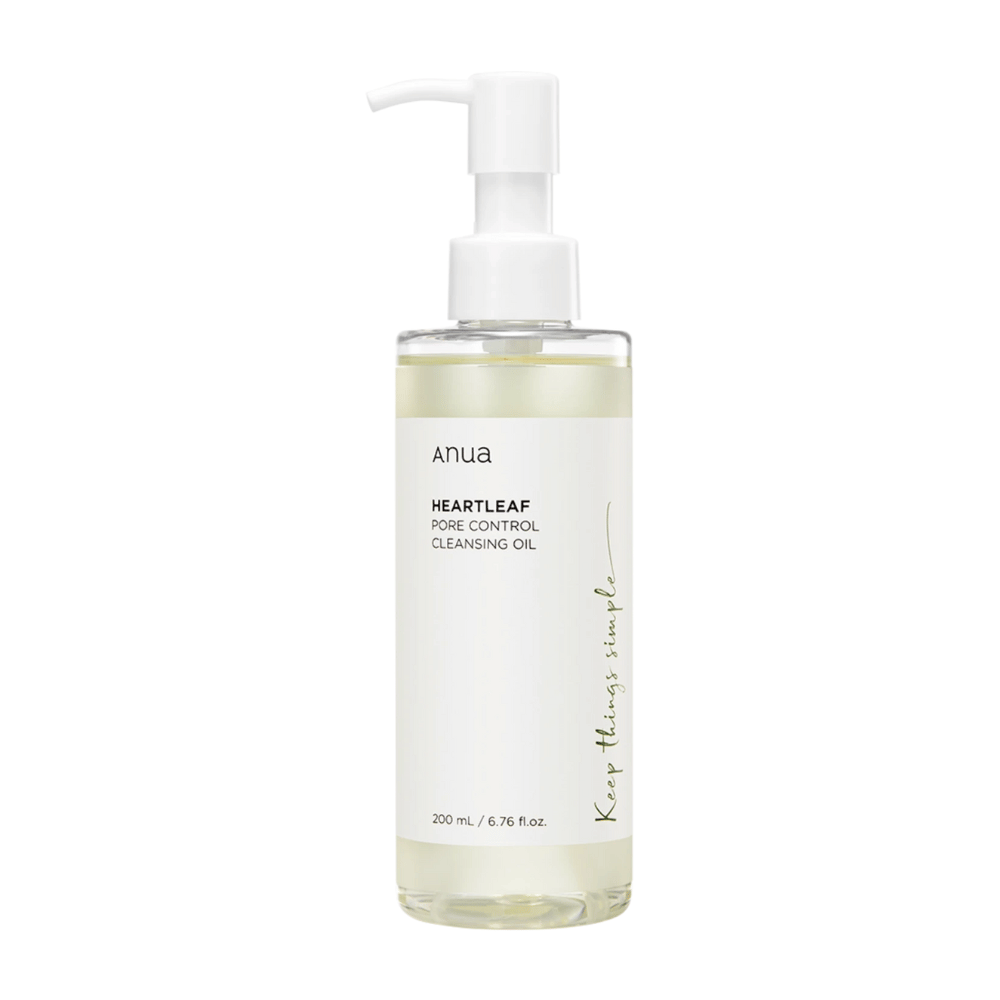 L'immagine mostra ANUA Heartleaf Pore Control Cleansing Oil, un prodotto per la cura della pelle destinato alla pulizia del viso. La bottiglia è trasparente e l'etichetta ha un design minimalista, che conferisce una sensazione di pulizia e naturalezza. È da 200 ml / 6.76 fl.oz. e ha una pratica pompa per un dosaggio facile.