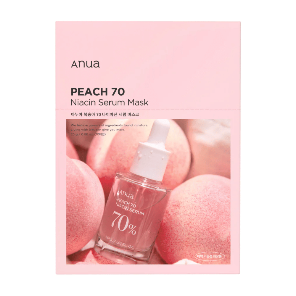 Una confezione di Anua PEACH 70 Niacin Serum Mask davanti a uno sfondo di pesche. Il design rosa della confezione si abbina alle tonalità naturali delle pesche e una bottiglia trasparente con il siero è parzialmente visibile. Il prodotto sottolinea l'uso di ingredienti naturali.