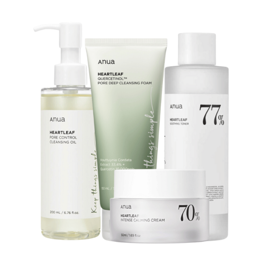 Un set di prodotti per la cura della pelle da Anua, contenente Heartleaf Pore Control Cleansing Oil, Heartleaf 77% Soothing Toner, Heartleaf Quercetin+ Pore Deep Cleansing Foam, e Heartleaf 70% Intense Calming Cream. Questi prodotti sono formulati con foglie di cuore e altri ingredienti lenitivi, progettati per ridurre i pori, lenire e idratare la pelle.