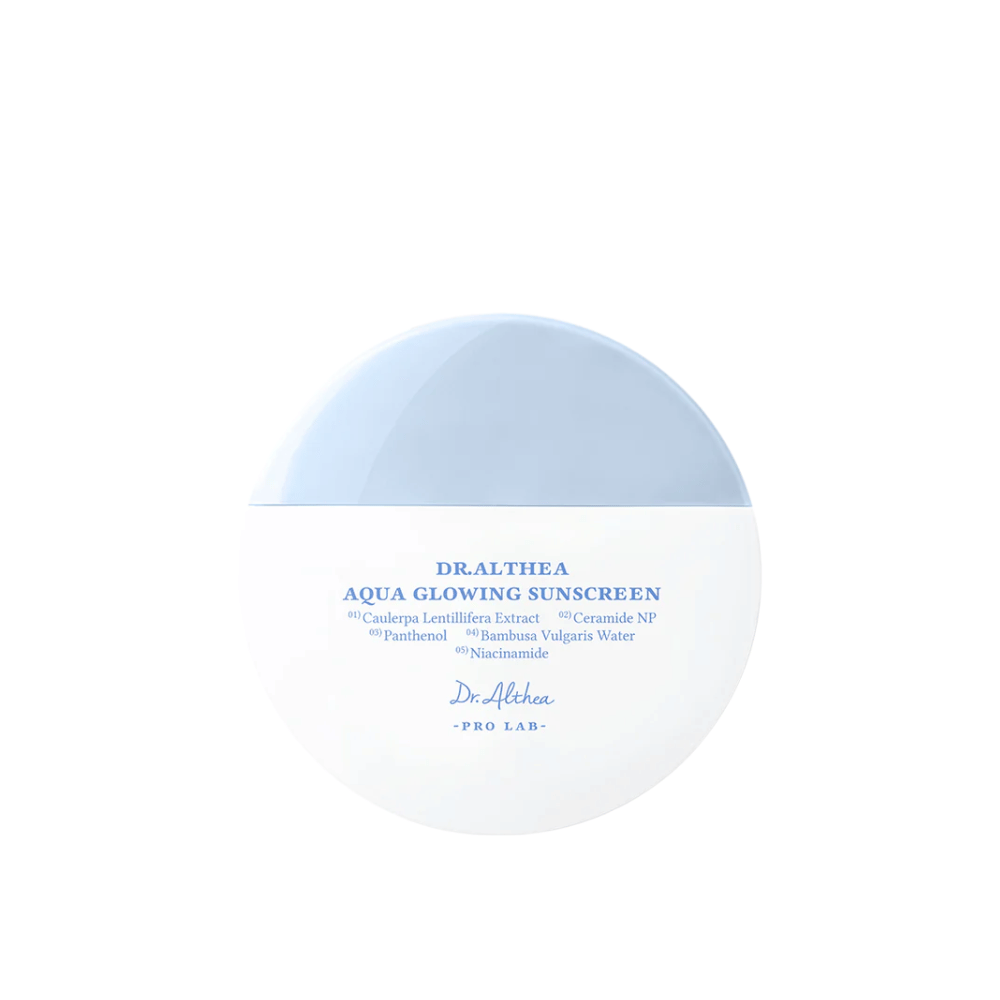 Immagine del prodotto di Dr. Althea Aqua Glowing Sunscreen – una crema solare rotonda in confezione bianca e azzurro chiaro con testo in blu che evidenzia ingredienti idratanti come niacinamide e ceramidi.