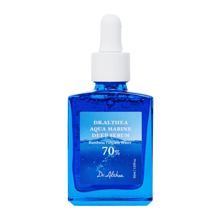 Dr. Althea Aqua Marine Deep Serum 30 ml in bottiglia di vetro blu con pipetta, arricchito con il 70% di acqua di Bambusa Vulgaris per idratazione intensa, effetto calmante e migliorata barriera cutanea.