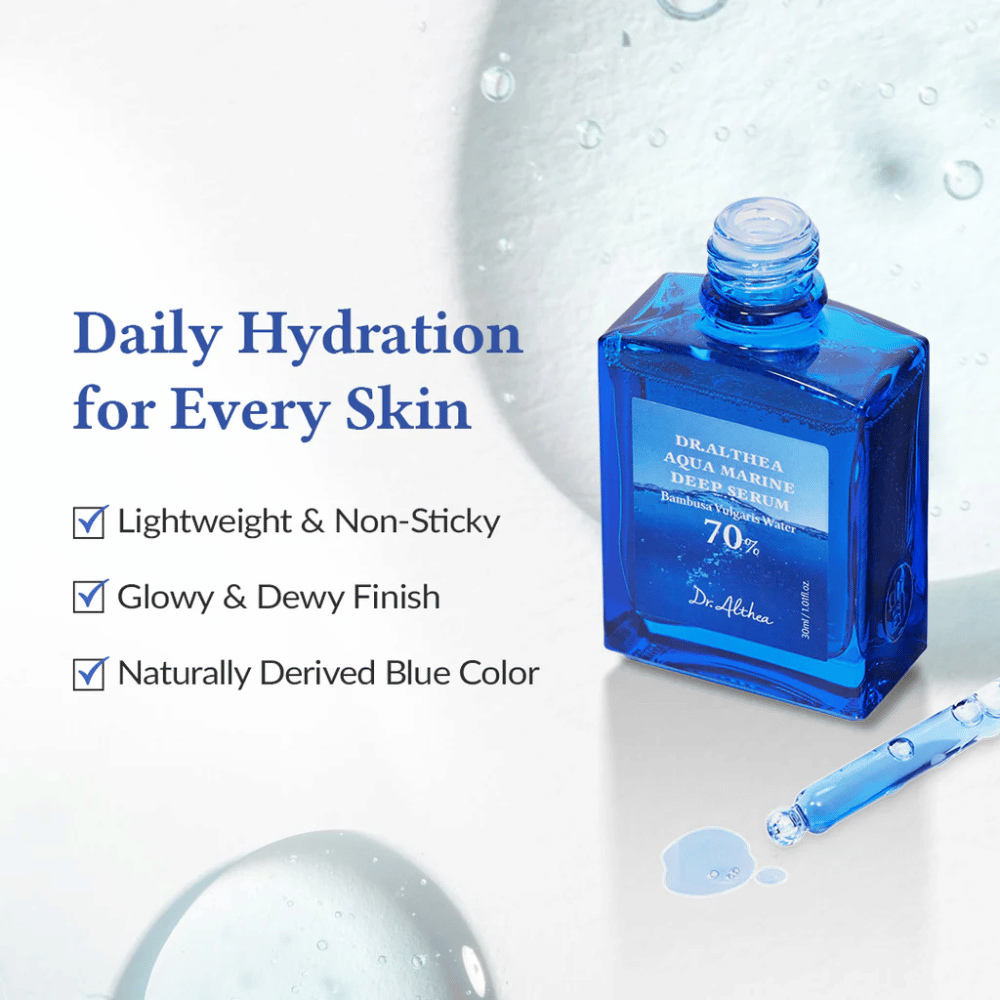 Dr. Althea Aqua Marine Deep Serum in bottiglia di vetro blu con pipetta, formula leggera e non appiccicosa che fornisce idratazione quotidiana, finitura luminosa e rugiadosa e colore blu naturale per tutti i tipi di pelle.