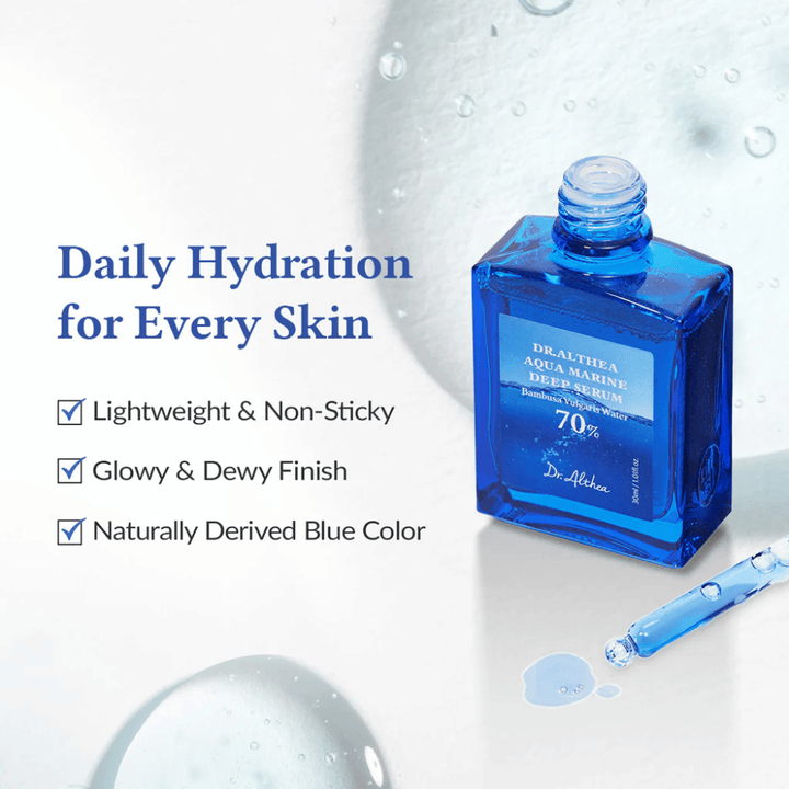 Dr. Althea Aqua Marine Deep Serum in bottiglia di vetro blu con pipetta, formula leggera e non appiccicosa che fornisce idratazione quotidiana, finitura luminosa e rugiadosa e colore blu naturale per tutti i tipi di pelle.