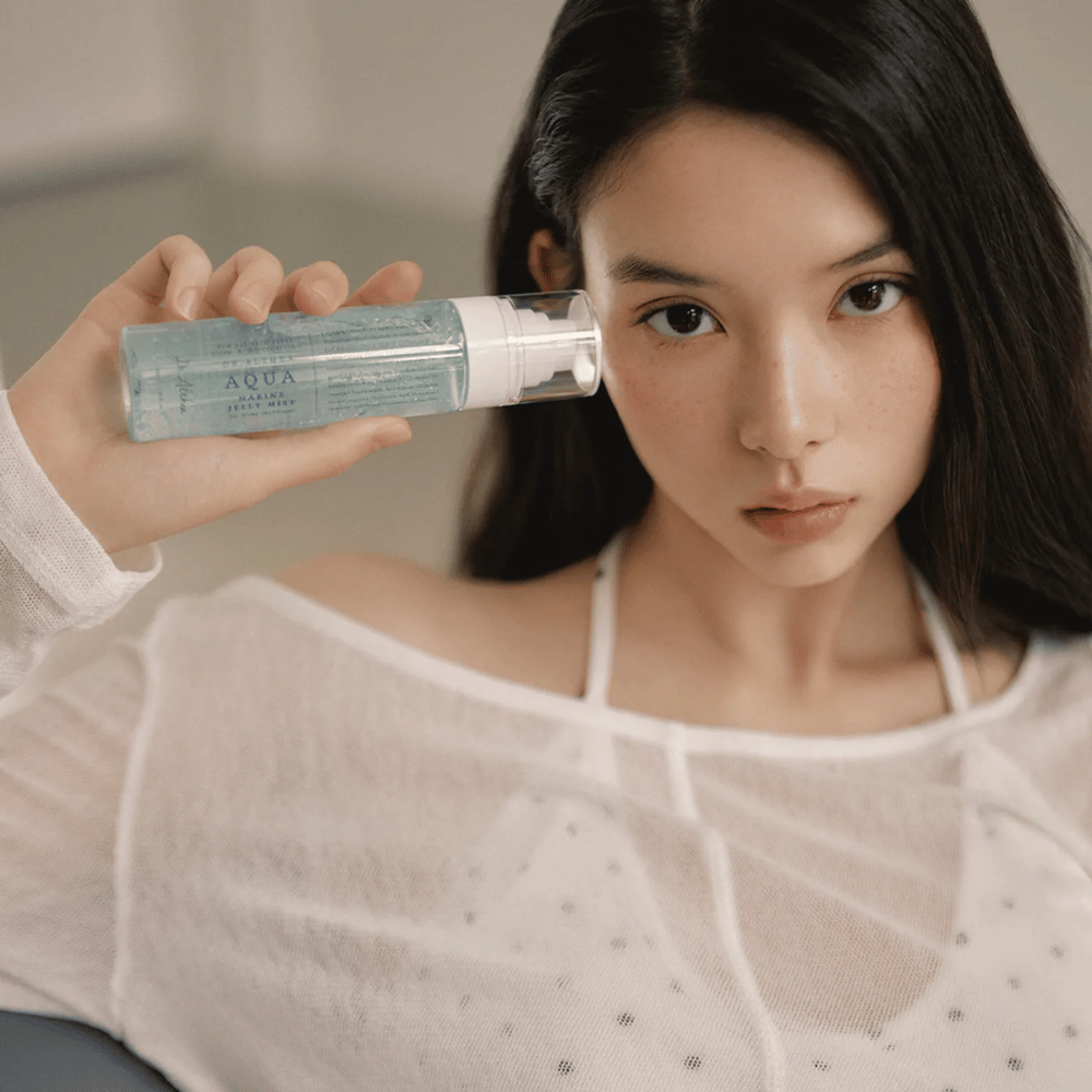 Dr. Althea Aqua Marine Jelly Mist usato sul viso per un'idratazione immediata, luminosità e pelle fresca