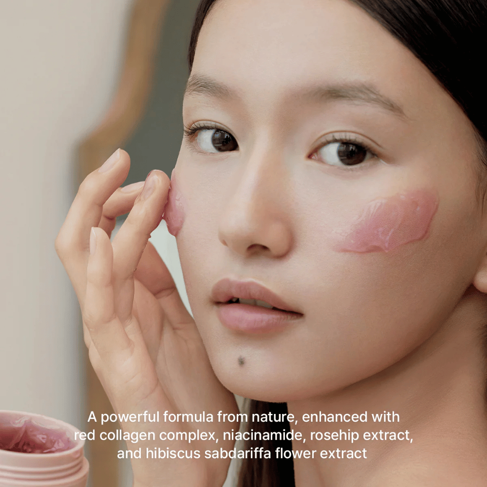 Modella applica Arencia Red Smoothie Serum 30 con complesso di collagene rosso, niacinamide, rosa canina e ibisco per una pelle più soda.