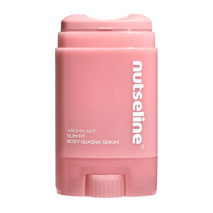 Immagine pulita del prodotto ritagliato di Nuseline Aroma Nut Slim Fit Body Guasha Serum su sfondo chiaro, con focus sul design della confezione.