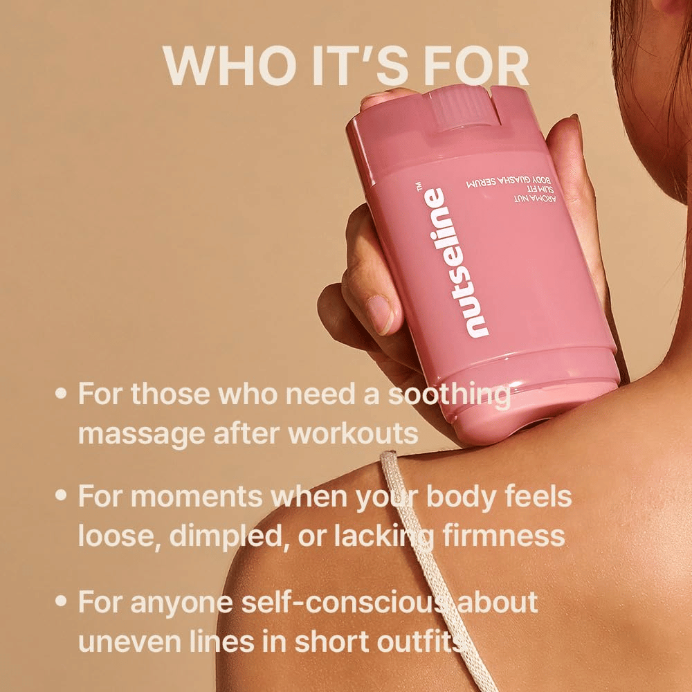 Una modella tiene Nuseline Aroma Nut Slim Fit Body Guasha Serum contro la spalla insieme a informazioni su quali utenti e necessità il prodotto è adatto.
