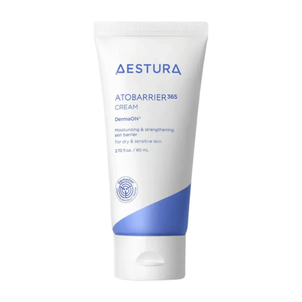 Aestura Atobarrier 365 Cream in un tubo da 80 ml. La crema è progettata per idratare e rafforzare la barriera cutanea, specialmente per la pelle secca e sensibile. Il prodotto viene in un tubo bianco con dettagli blu e contiene DermaON™ per una cura ottimale della pelle.