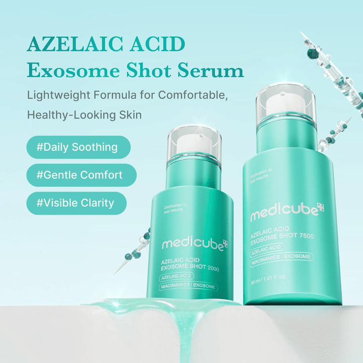 Immagine del prodotto che mostra due formati o concentrazioni del siero Azelaic Acid Exosome Shot. Il design turchese si combina con messaggi di cura quotidiana lenitiva della pelle, comfort e maggiore luminosità dell’incarnato. Illustrazioni decorative di spicole e gocce di siero rafforzano l’impressione scientifica.