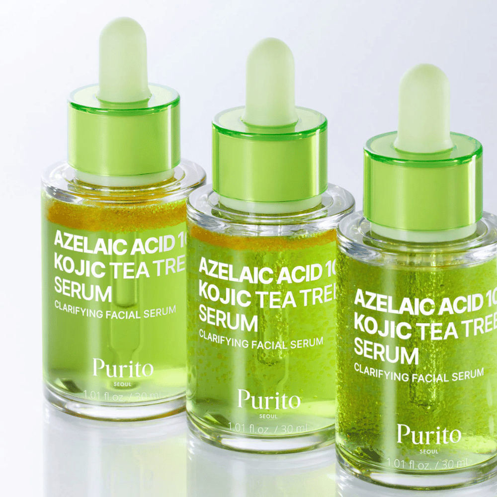 Tre bottiglie di Purito Azelaic Acid 10 Kojic Tea Tree Serum. La formula bilancia il sebo, riduce i pori e dona un tono della pelle più uniforme.
