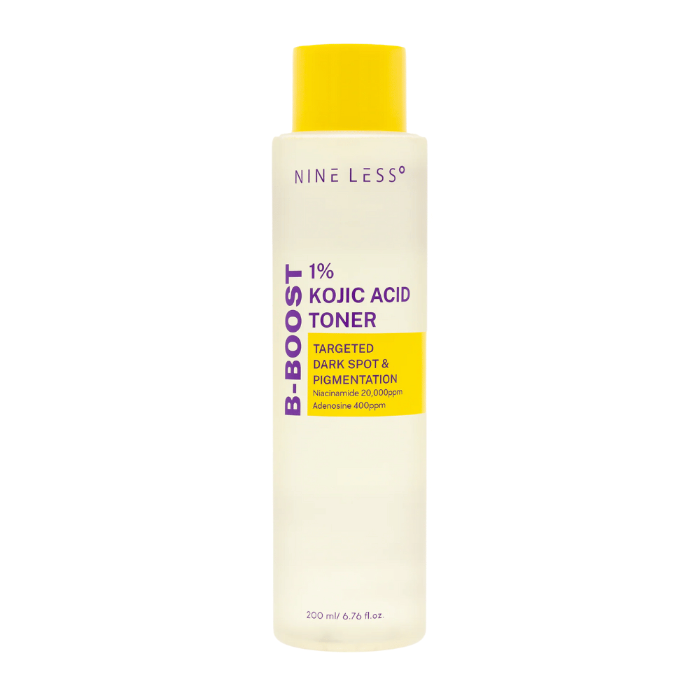 Immagine del prodotto di NINE LESS B-Boost 1% Kojic Acid Toner, una bottiglia giallo chiaro con tappo giallo e testo viola. Tonico viso con acido kojico e niacinamide che riducono le macchie pigmentarie.