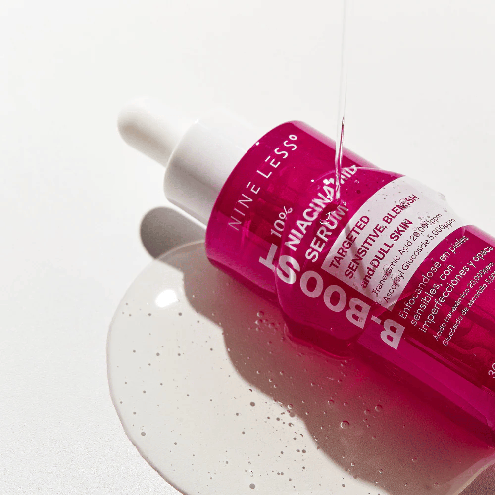 B-Boost 10% Niacinamide Serum, gocciolando dalla pipetta.