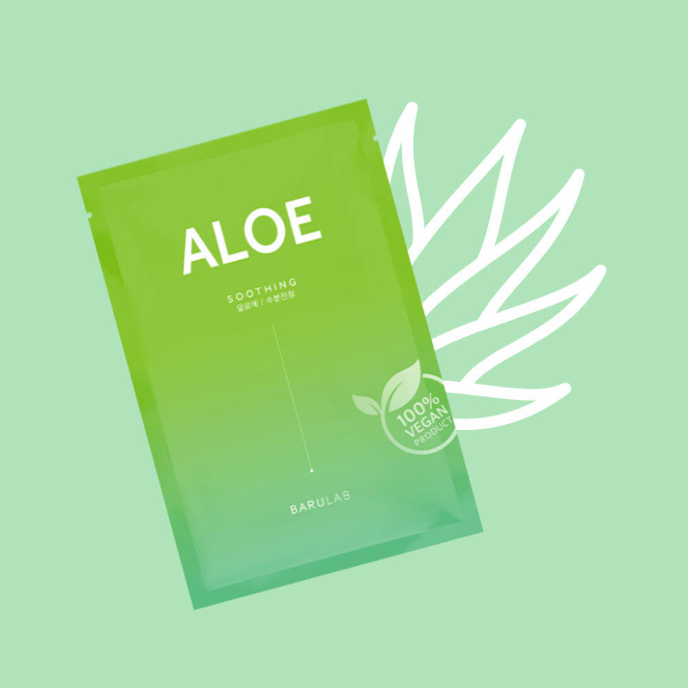 Una confezione del prodotto BARULAB "Aloe Soothing" maschera è mostrata davanti a un'illustrazione di foglie di aloe vera. Il prodotto è contrassegnato come "Prodotto 100% Vegan" su uno sfondo verde tenue.