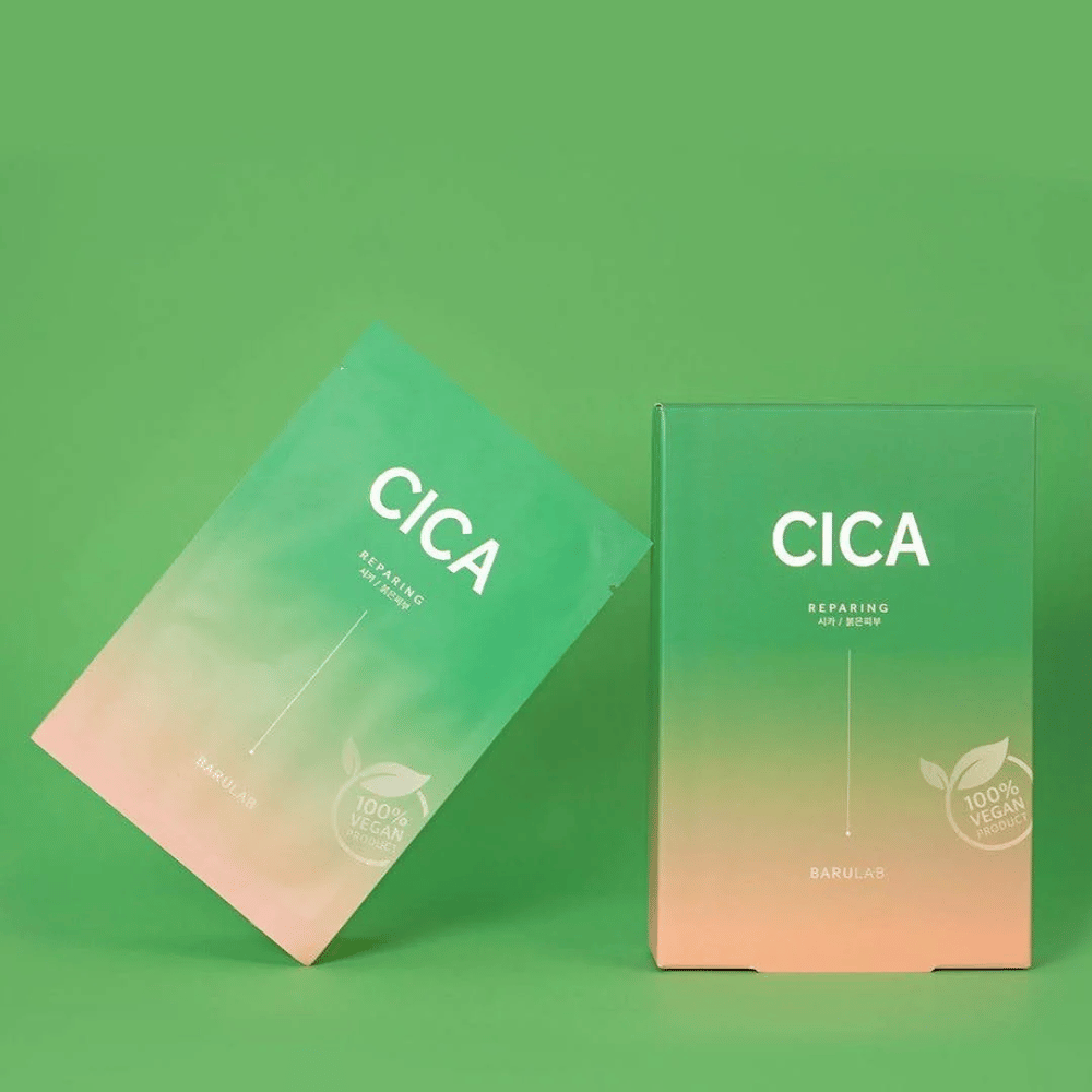 Due prodotti da BARULAB, uno in una busta e uno in una scatola, entrambi contrassegnati con "CICA Repairing" su uno sfondo verde uniforme. I prodotti sono anche contrassegnati come "100% Prodotto Vegano".