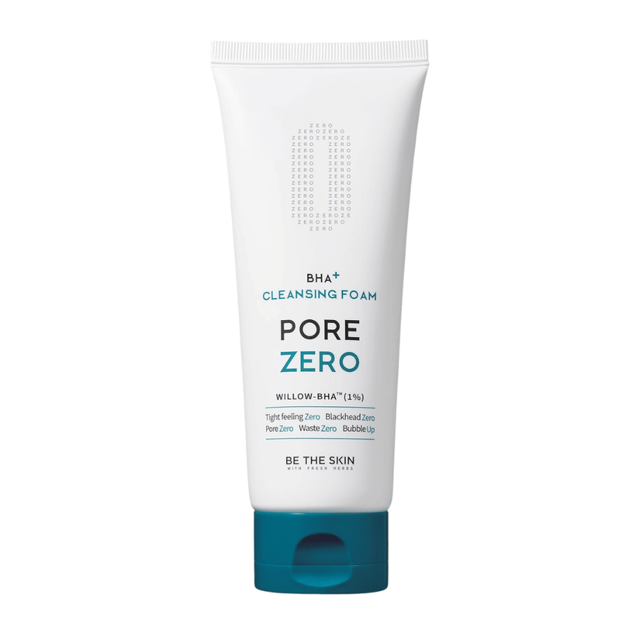 Immagine prodotto scontornata di Be The Skin Pore Zero BHA+ Cleansing Foam con tubo bianco e tappo blu. Il design minimalista mette in risalto l’estetica moderna e clinica del prodotto, nonché l’attenzione alla cura dei pori e alla delicata esfoliazione.