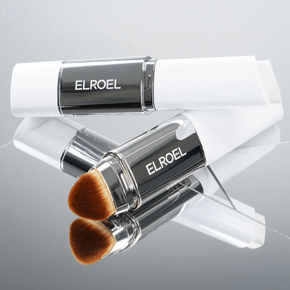 ELROEL Blanc Cover Cream Stick con pennello integrato posizionato su una superficie a specchio per mostrare setole morbide e applicazione uniforme.