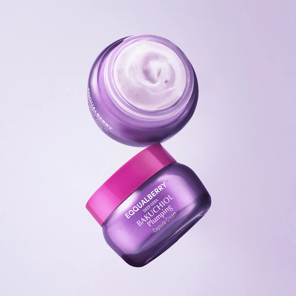 Due barattoli aperti di EQQUALBERRY Bakuchiol Plumping Capsule Cream in confezione viola con coperchio rosa. La consistenza morbida della crema è chiaramente visibile dall'alto.