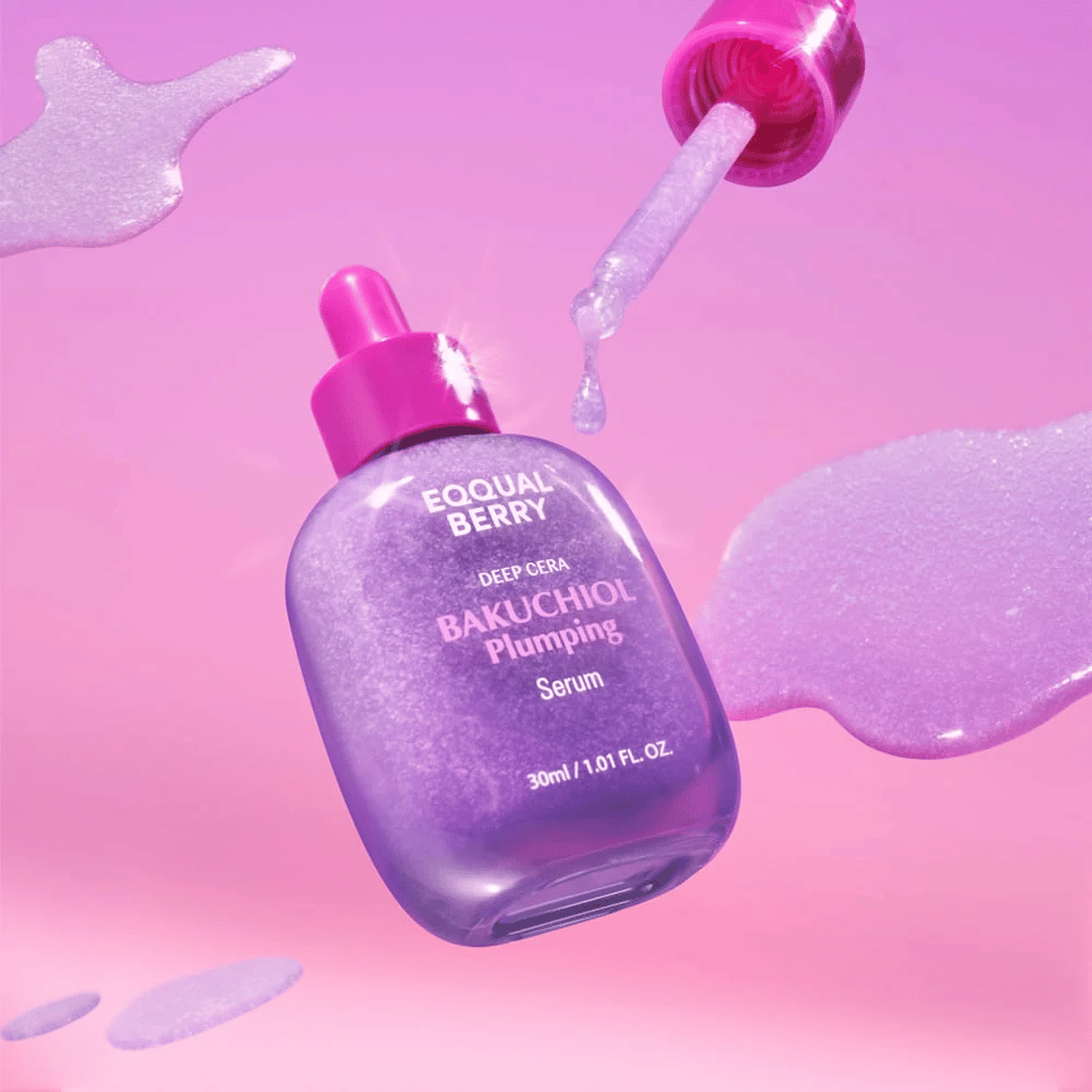 Equal Berry Bakuchiol Plumping Serum in una bottiglia scintillante viola con pipetta rosa. Gocce di siero e sfondo in morbide tonalità rosa tonico viso per una sensazione di lusso.