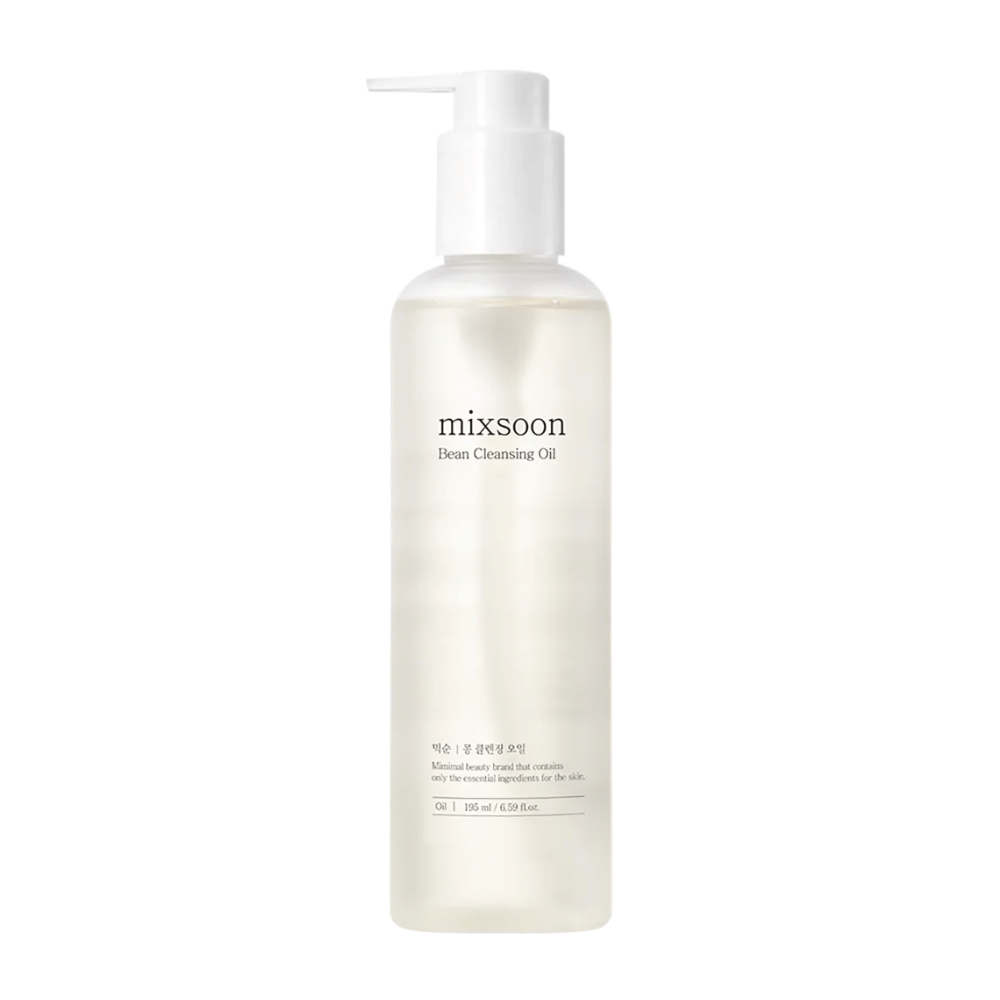 Una bottiglia trasparente con una pompa bianca e un'etichetta che mostra il testo "mixsoon Bean Cleansing Oil". La bottiglia contiene un liquido chiaro, quasi opaco, e ha un design pulito e minimalista. L'etichetta indica che è un olio detergente e specifica anche il volume di 195 ml. Lo sfondo è completamente bianco, il che mette in risalto la semplicità e la purezza del prodotto.