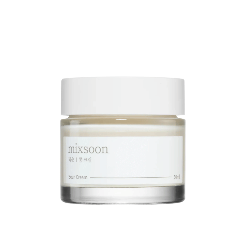 Un barattolo con un coperchio bianco e un'etichetta che mostra il testo "mixsoon 팥 크림" e "Bean Cream" con l'indicazione del volume "50ml". Il barattolo è parzialmente trasparente e contiene una crema bianca. Il design è semplice e moderno con uno sfondo bianco pulito che accentua il prodotto.