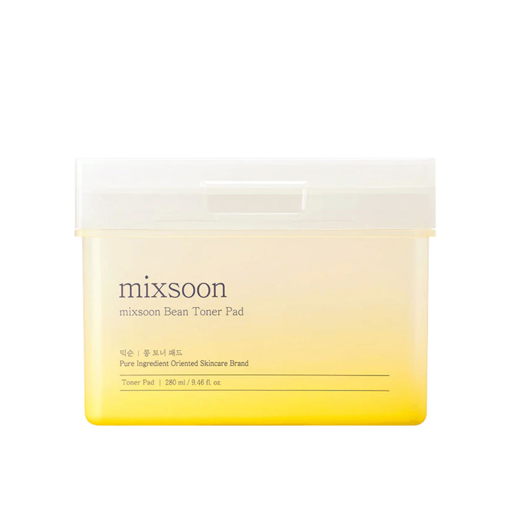 "Un contenitore quadrato e trasparente con Mixsoon Bean Toner Pad. Il contenitore ha un tono giallastro e testo che descrive il prodotto, incluso il volume di 280 ml (9.46 fl. oz).