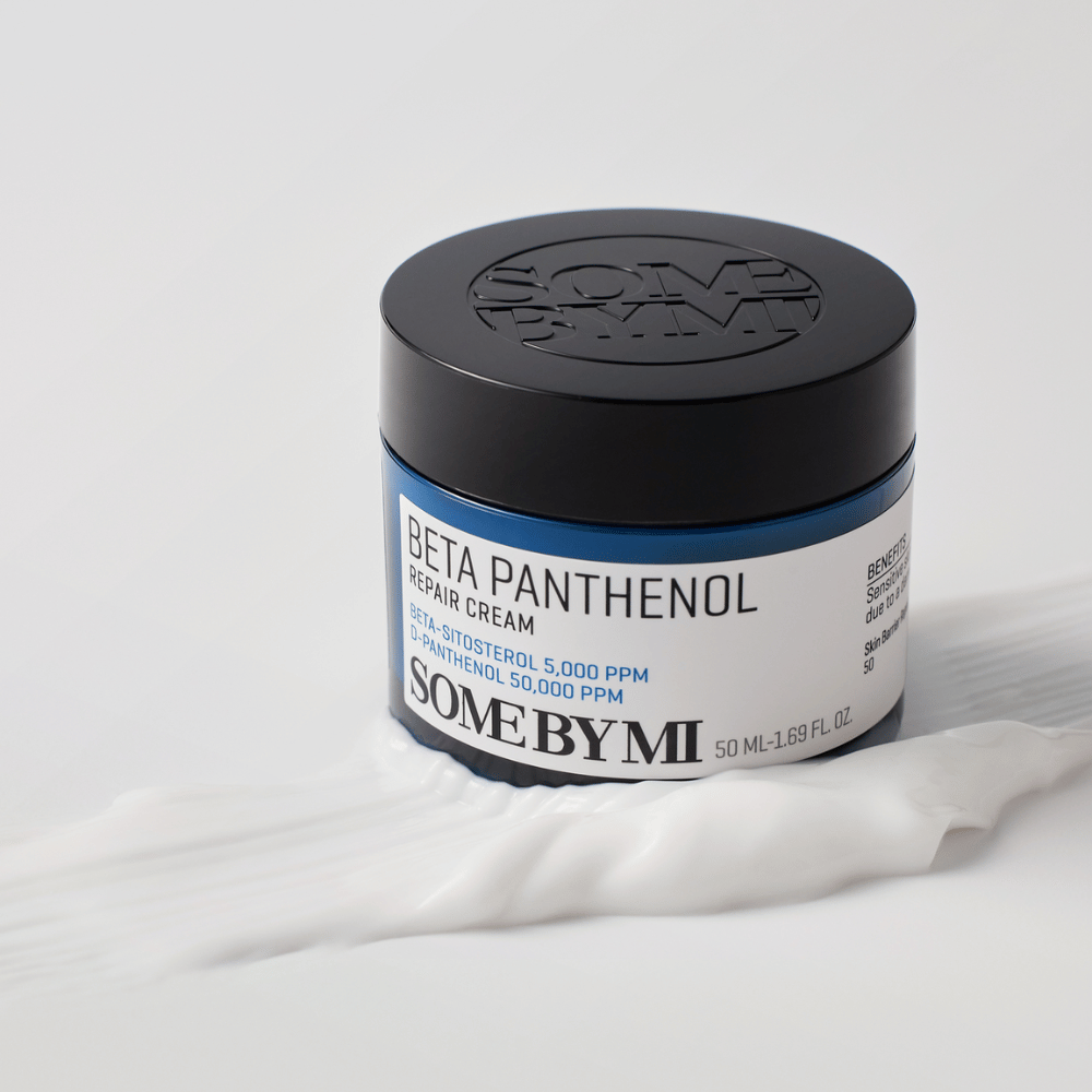 SOME BY MI Beta Panthenol Repair Cream in barattolo blu posizionato su consistenza crema – crema lenitiva e idratante.