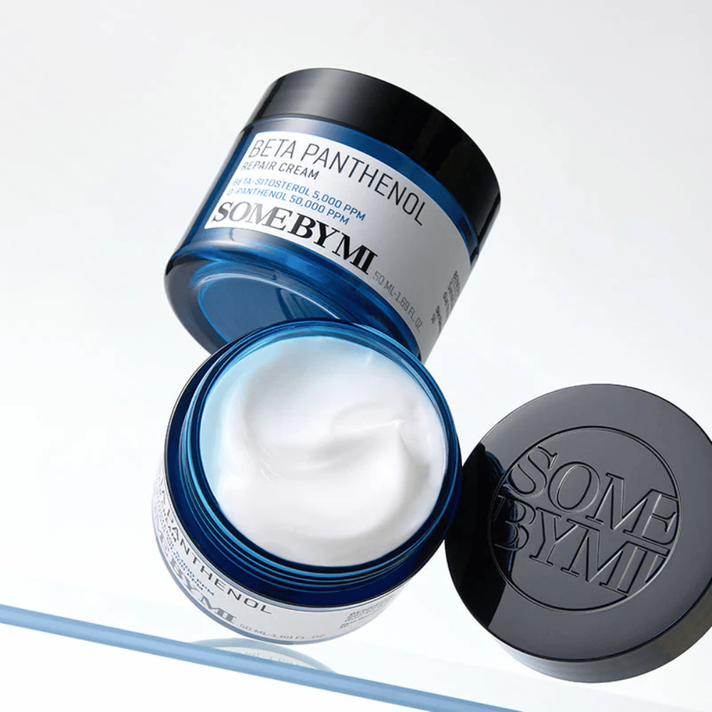 Barattolo aperto con SOME BY MI Beta Panthenol Repair Cream – formula ricca e morbida per la riparazione della pelle e l'equilibrio dell'umidità.