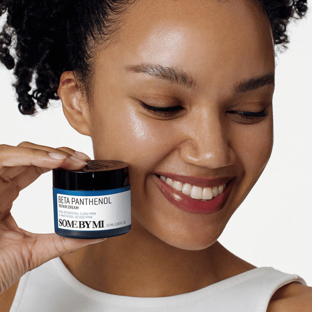 Modello con pelle luminosa tiene in mano SOME BY MI Beta Panthenol Repair Cream – crema viso coreana che rafforza la barriera cutanea e idrata.