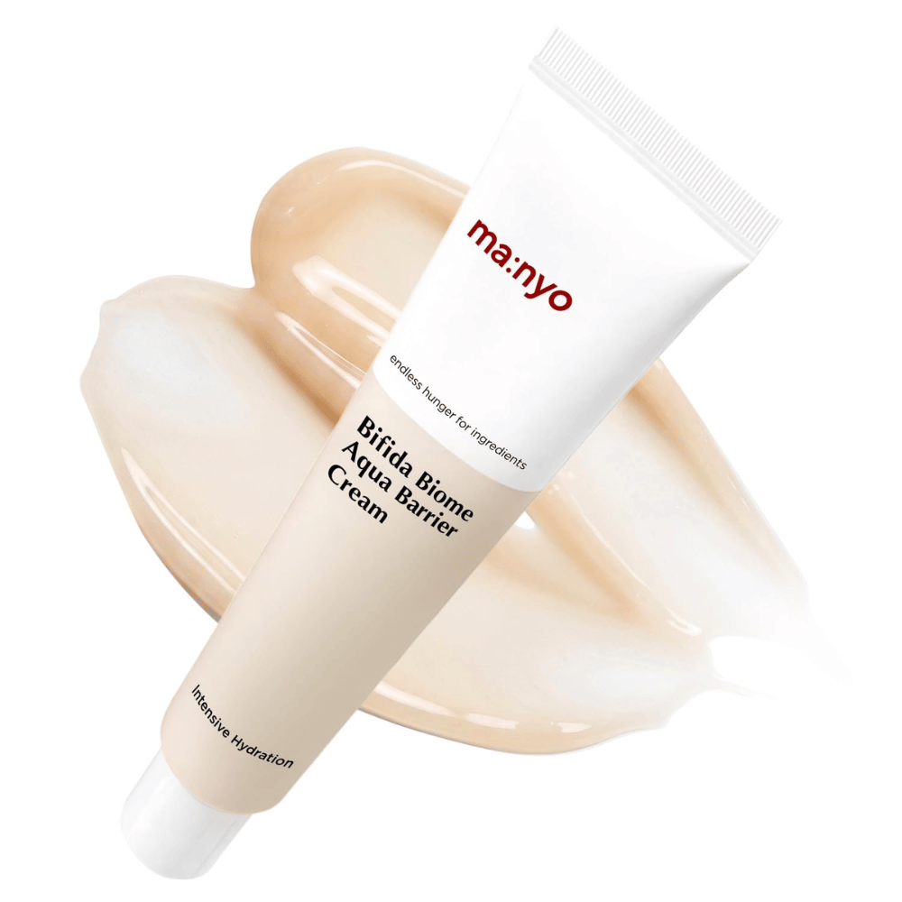 4. Ma:nyo Bifida Biome Aqua Barrier Cream – crema viso idratante in tubo bianco con texture cremosa beige sullo sfondo