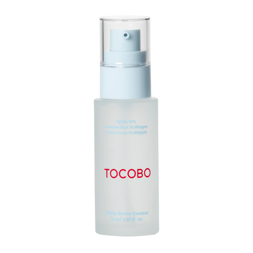 TOCOBO Bifida Biome Essence in un flacone a pompa smerigliato con tappo azzurro e coperchio trasparente. Il testo sulla bottiglia indica che contiene 45% di Bifida, Lactobacillus e Lactococcus, 50 ml.
