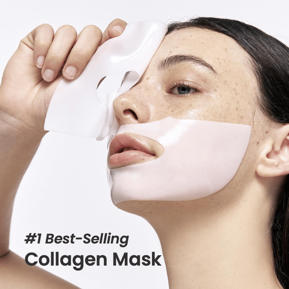 L'immagine mostra una giovane donna che applica Bio-Collagen Real Deep Mask da Biodance, un maschera viso etichettato come "#1 Best-Selling Collagen Mask". La maschera è bianca e copre le sue guance e la bocca, evidenziando la sua popolarità ed efficacia per la cura della pelle.