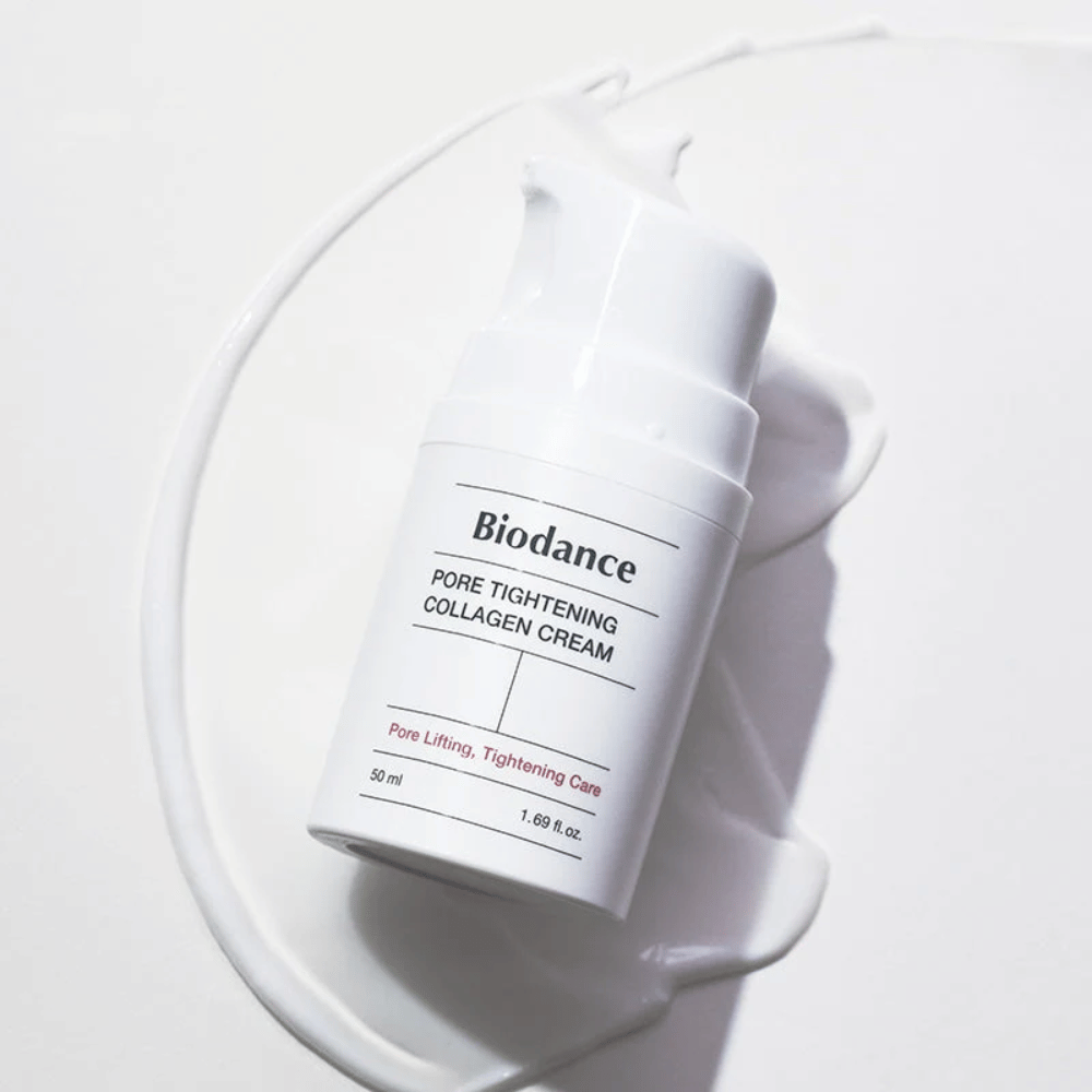 Biodance Pore Tightening Collagen Cream in flacone a pompa bianco, posato su un vortice di crema bianca.
