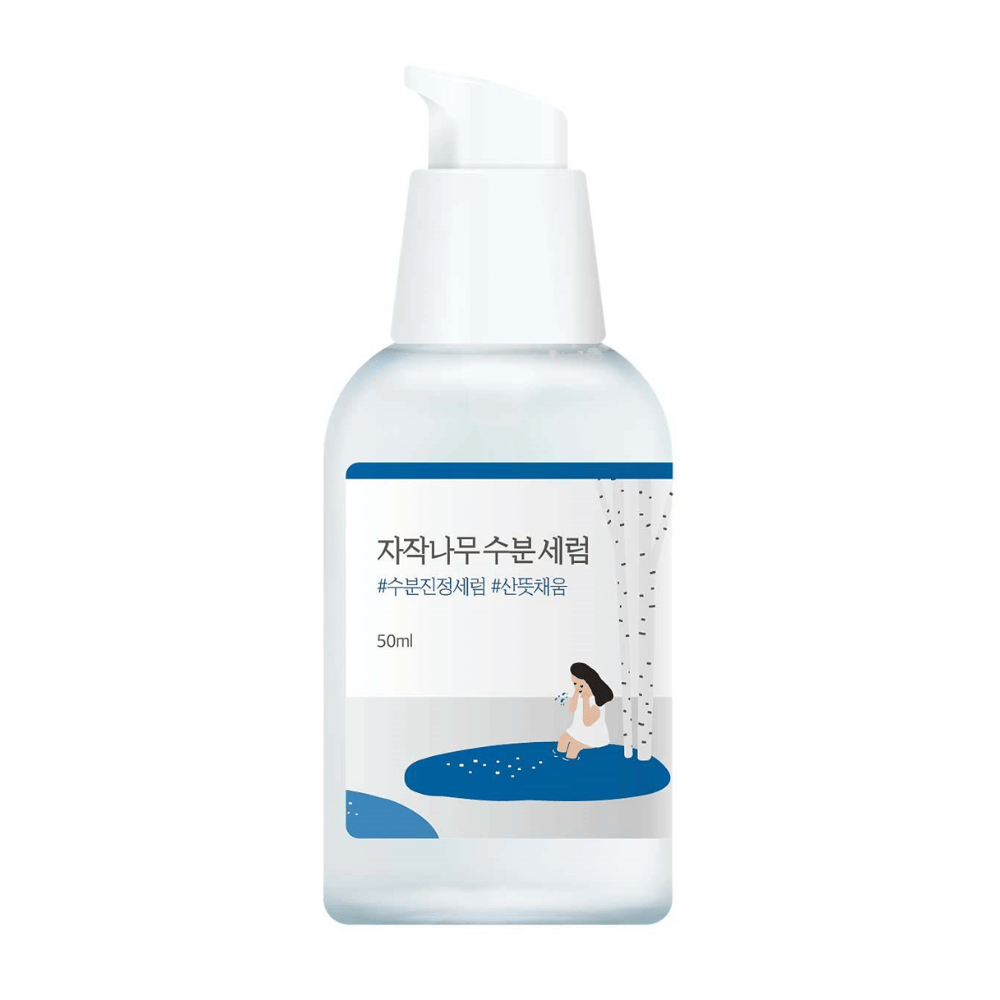 Round Lab Birch Juice Moisturizing Serum in flacone con pompa trasparente con etichetta blu e bianca e illustrazione di betulla e ragazza, isolato su sfondo bianco.