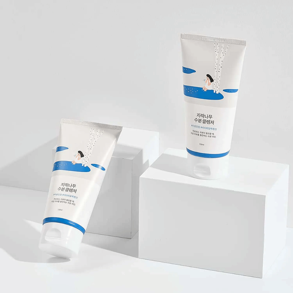 ROUND LAB Birch Juice Moisturizing Cleanser in due tubi su sfondo bianco, detergente viso delicato e idratante con linfa di betulla che pulisce delicatamente e adatto a tutti i tipi di pelle, anche quella sensibile.