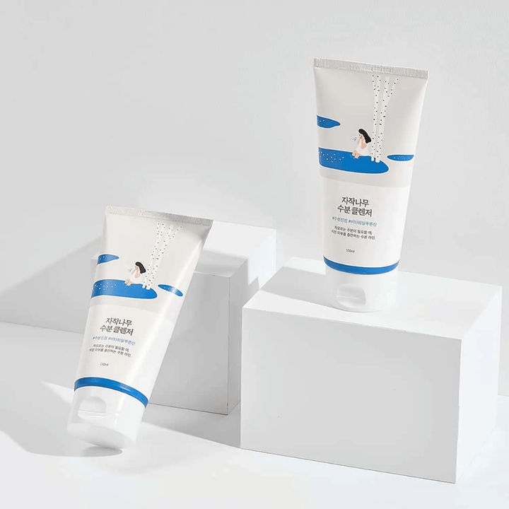 ROUND LAB Birch Juice Moisturizing Cleanser in due tubi su sfondo bianco, detergente viso delicato e idratante con linfa di betulla che pulisce delicatamente e adatto a tutti i tipi di pelle, anche quella sensibile.