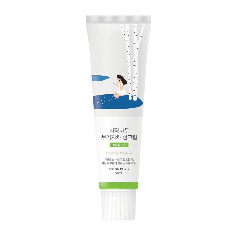 Birch Juice Moisturizing Mild Up Sunscreen SPF 50+ PA++++ – crema solare in tubo bianco con illustrazione di betulle e ragazza accanto a un corso d'acqua, 50 ml.