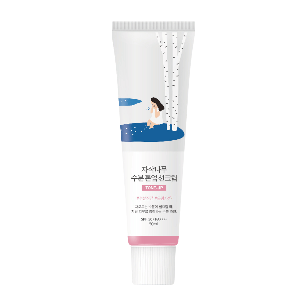 Un tubo bianco con Birch Juice Moisturizing Tone Up Sunscreen. Il tubo ha un'illustrazione di una donna seduta accanto a una betulla vicino a una pozza d'acqua. Il testo sul tubo è in coreano e indica che il prodotto ha SPF 50+ PA++++ e contiene 50 ml.