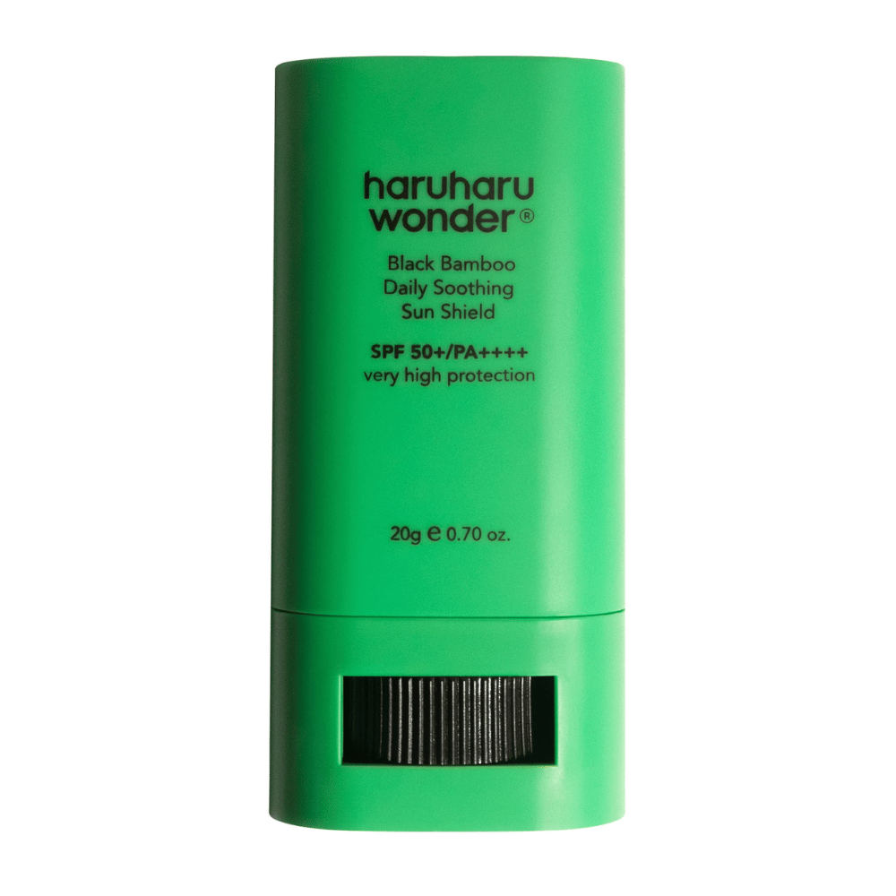 Haruharu Wonder Black Bamboo Daily Soothing Sun Shield – stick solare verde con SPF 50+ PA++++ e protezione molto alta, mostrato frontalmente con funzione a rotazione visibile in basso.