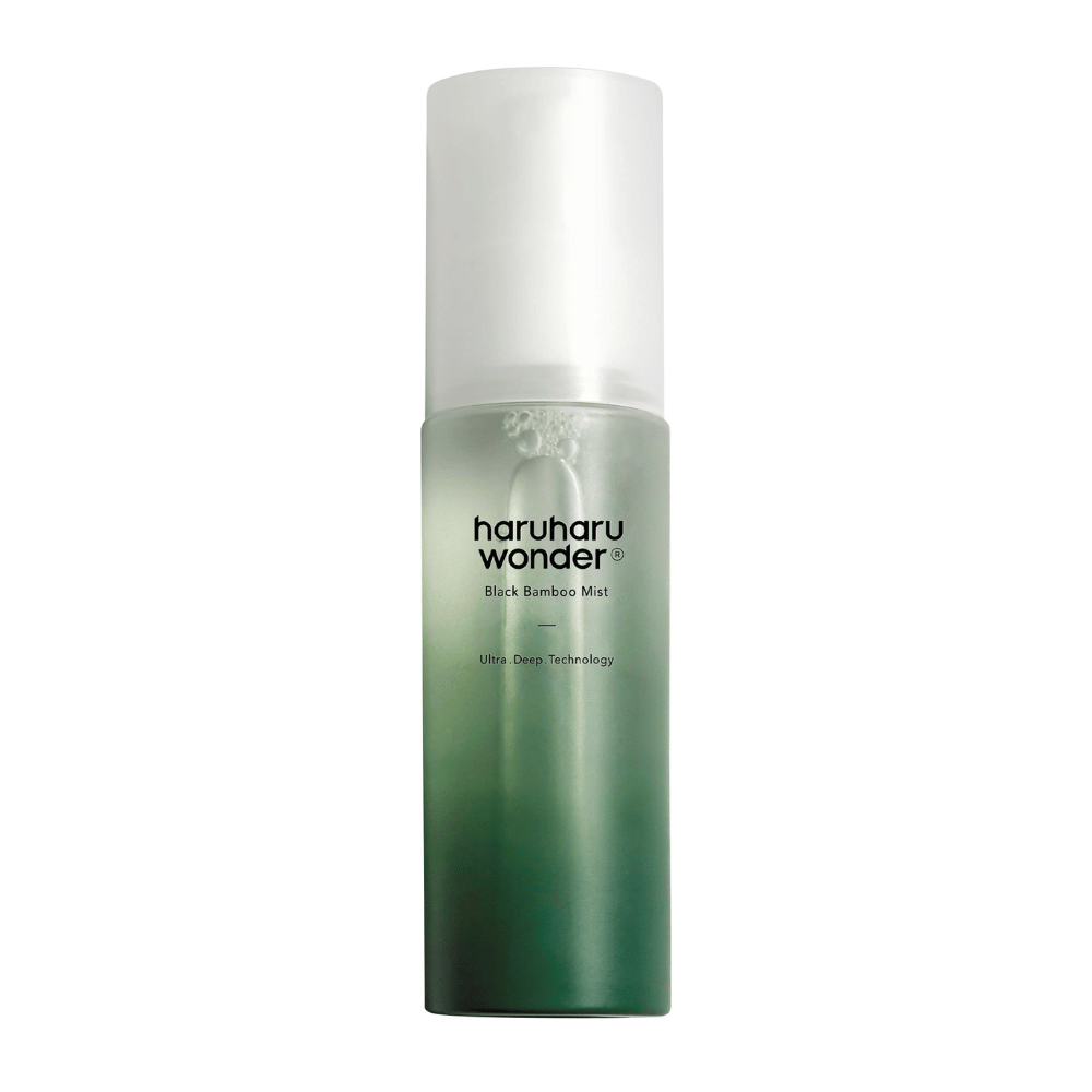 Immagine di HaruHaru Wonder Black Bamboo Mist, mostrata in una bottiglia elegante e moderna. Il prodotto è una nebbia idratante con una sfumatura di verde, che segnala freschezza e natura. La bottiglia ha una pompa bianca ed è progettata per fornire un'idratazione profonda alla pelle con l'ausilio di una tecnologia innovativa.