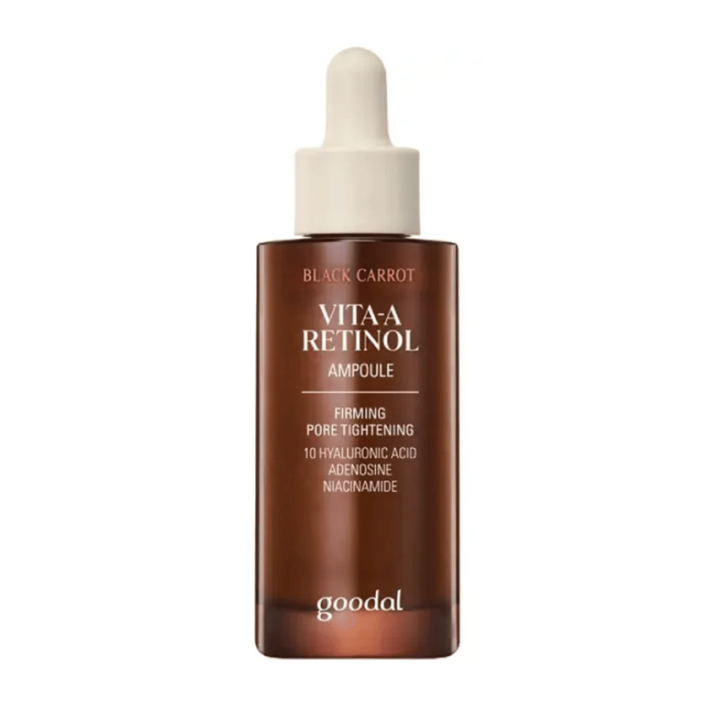 La bottiglia con Goodal Black Carrot Vita-A Retinol Firming Ampoule è mostrata. Ha un contagocce beige e una bottiglia marrone scuro. L'etichetta descrive il prodotto come "Vita-A Retinol Ampoule" e menziona caratteristiche come "Firming Pore Tightening", oltre a ingredienti come 10% di acido ialuronico, adenosina e niacinamide.