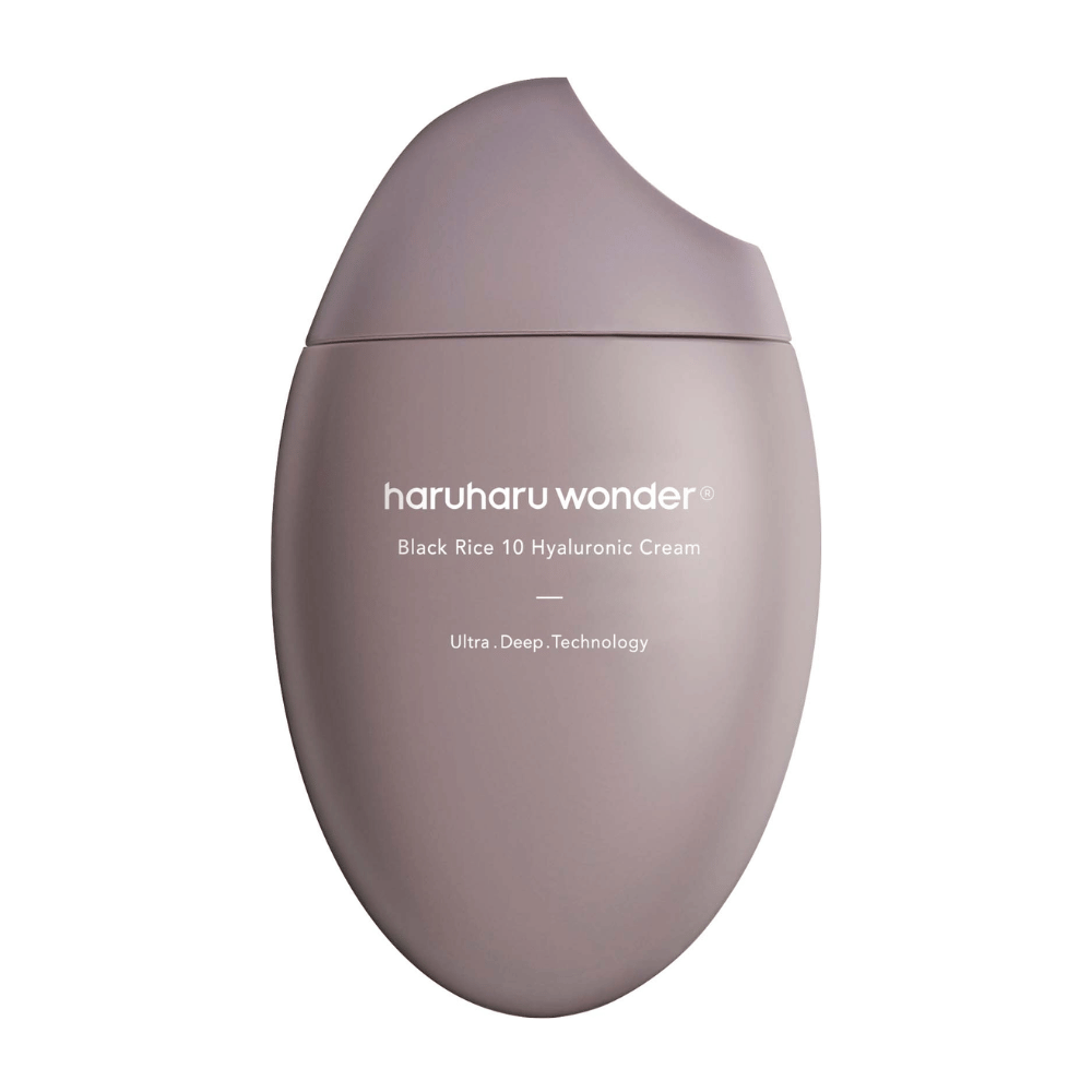 Una confezione liscia e elegante di "Haruharu Wonder Black Rice 10 Hyaluronic Cream", contrassegnata con testo bianco. La confezione utilizza "Ultra Deep Technology" che suggerisce una formula avanzata per l'idratazione profonda della pelle.
