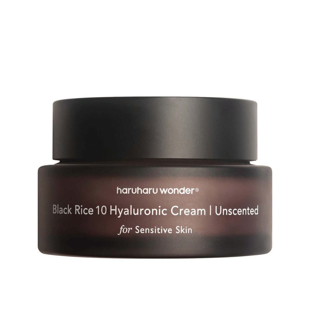L'immagine mostra un barattolo di crema per la pelle del marchio haruharu wonder. Il prodotto si chiama "Black Rice 10 Hyaluronic Cream" ed è appositamente progettato per la pelle sensibile, come indicato dal testo.