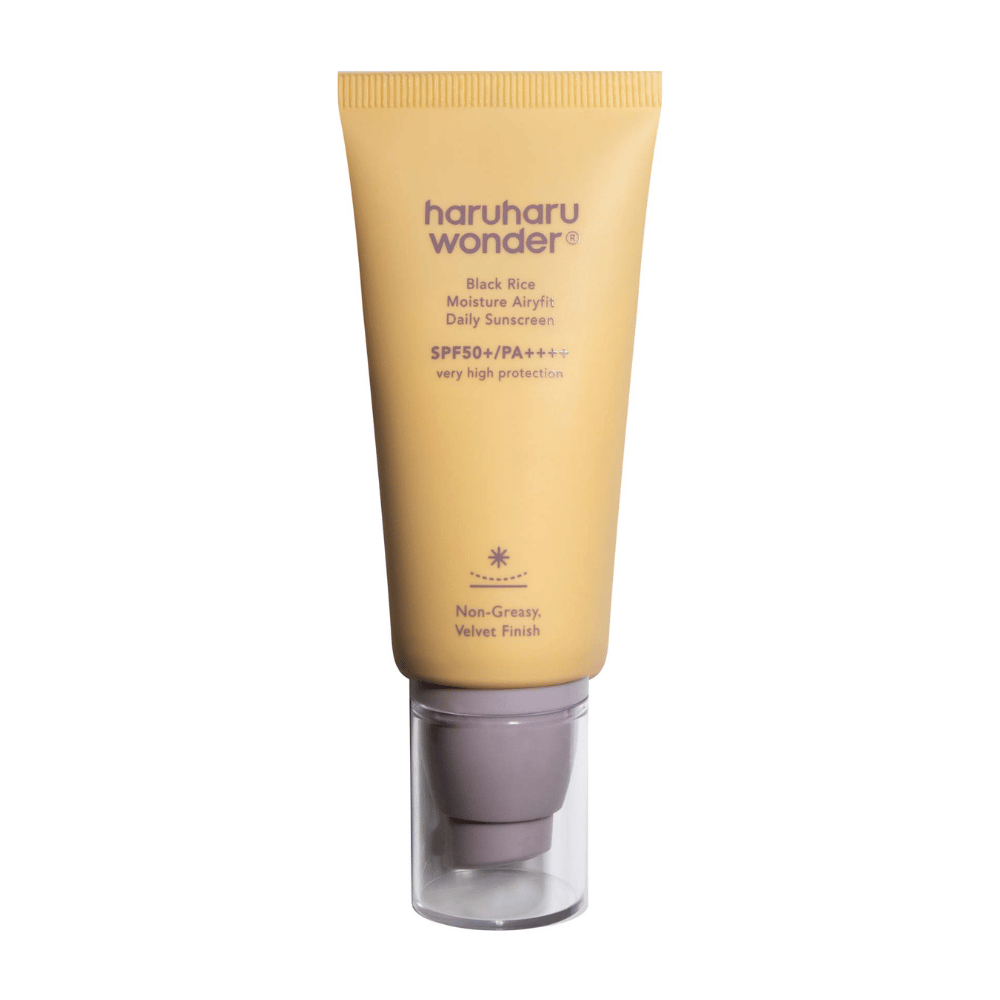 Un tubo giallo con Haruharu Wonder Black Rice Moisture Airyfit Daily Sunscreen SPF 50+ PA++++. Il tubo ha un tappo trasparente e un testo che descrive l'alto livello di protezione della crema solare e la sua finitura non grassa e vellutata.