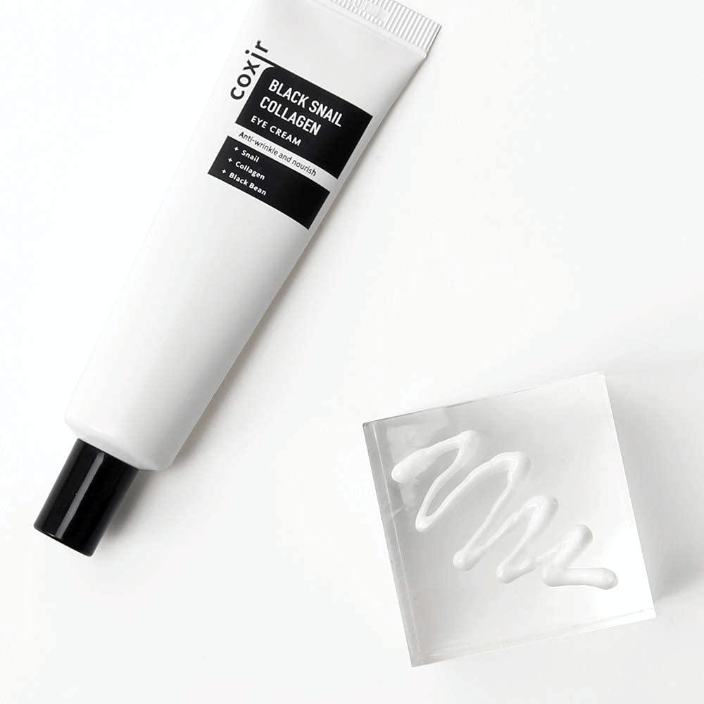 Questa è un'immagine di "Black Snail Collagen Eye Cream". È una crema contorno occhi che contiene ingredienti come estratto di lumaca e collagene, noti per le loro proprietà idratanti e nutrienti. Il prodotto è commercializzato per poter dare elasticità e nutrizione alla pelle.