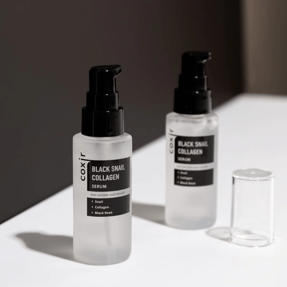 L'immagine mostra due bottiglie di "Black Snail Collagen Serum". Il siero è commercializzato come anti-rughe e nutriente, con ingredienti come estratto di lumaca, collagene e fagiolo nero.