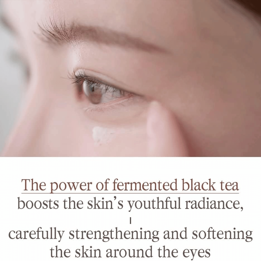 Pyunkang Yul Black Tea Time Reverse Eye Cream con tè nero fermentato che si prende cura della pelle sensibile intorno agli occhi e contribuisce a una sensazione più morbida.