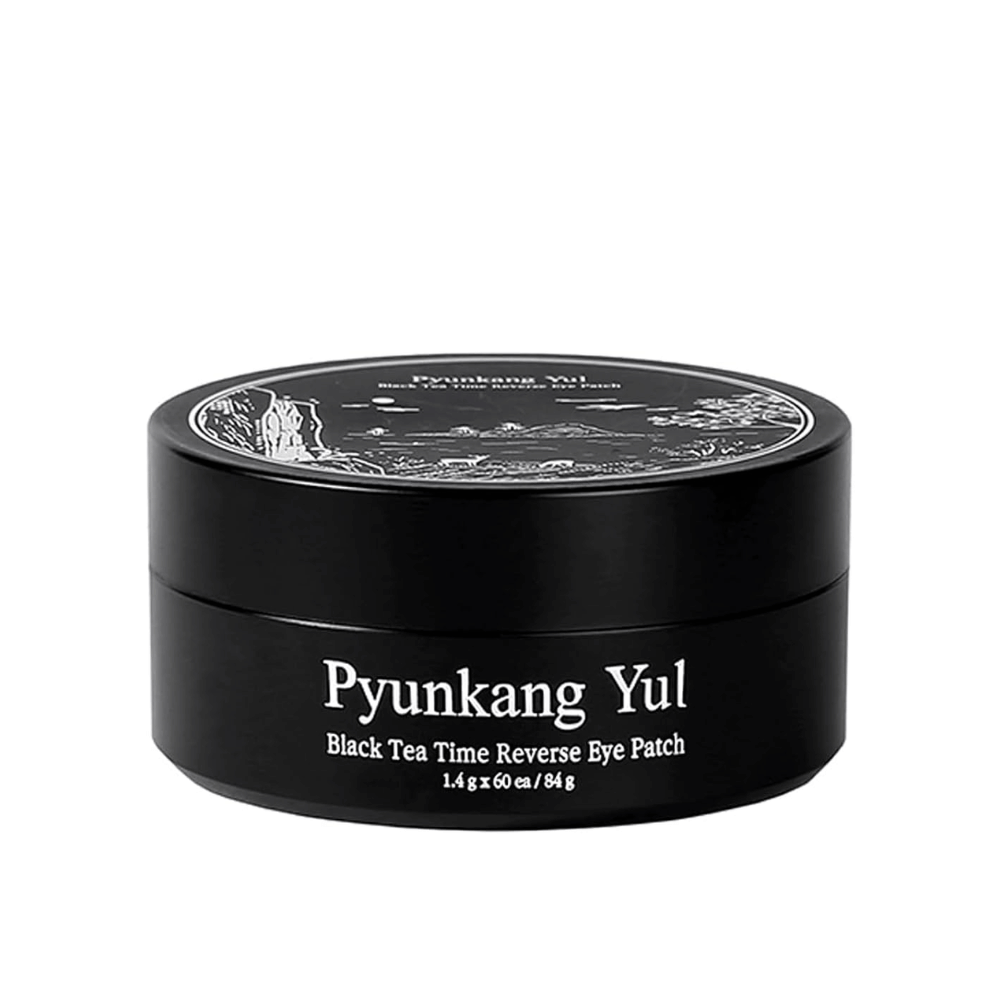 Immagine prodotto scontornata di Pyunkang Yul Black Tea Time Reverse Eye Patch in confezione nera con design elegante e minimalista su sfondo chiaro.