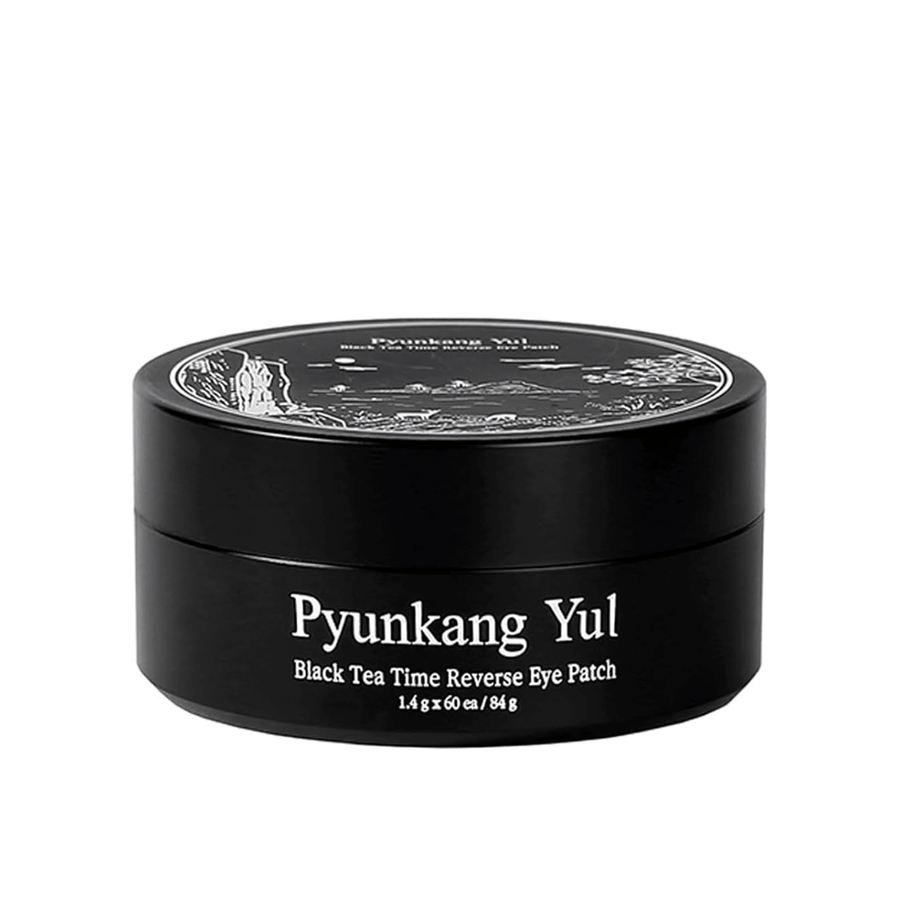 Immagine prodotto scontornata di Pyunkang Yul Black Tea Time Reverse Eye Patch in confezione nera con design elegante e minimalista su sfondo chiaro.