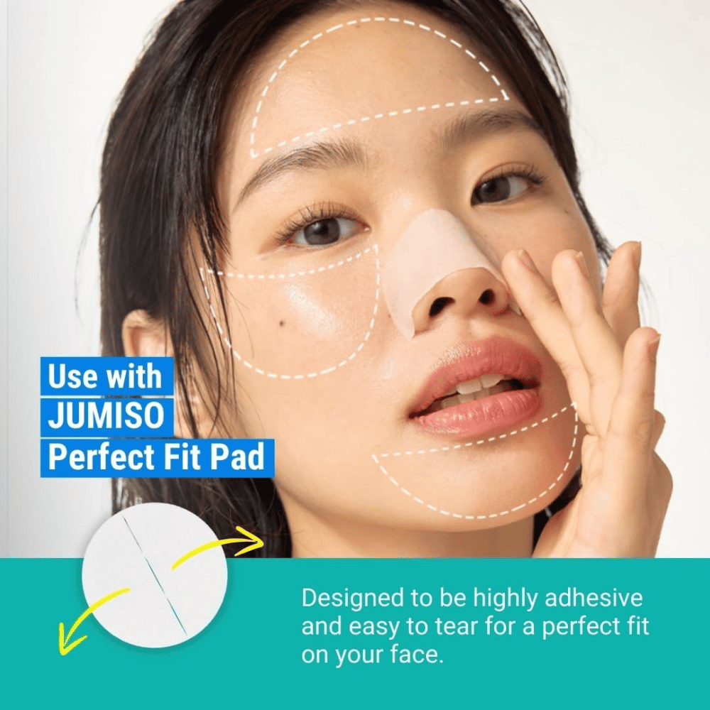 Donna applica JUMISO Blackhead Melting Softener con Perfect Fit Pad. Il prodotto dissolve i punti neri e si adatta perfettamente al viso.